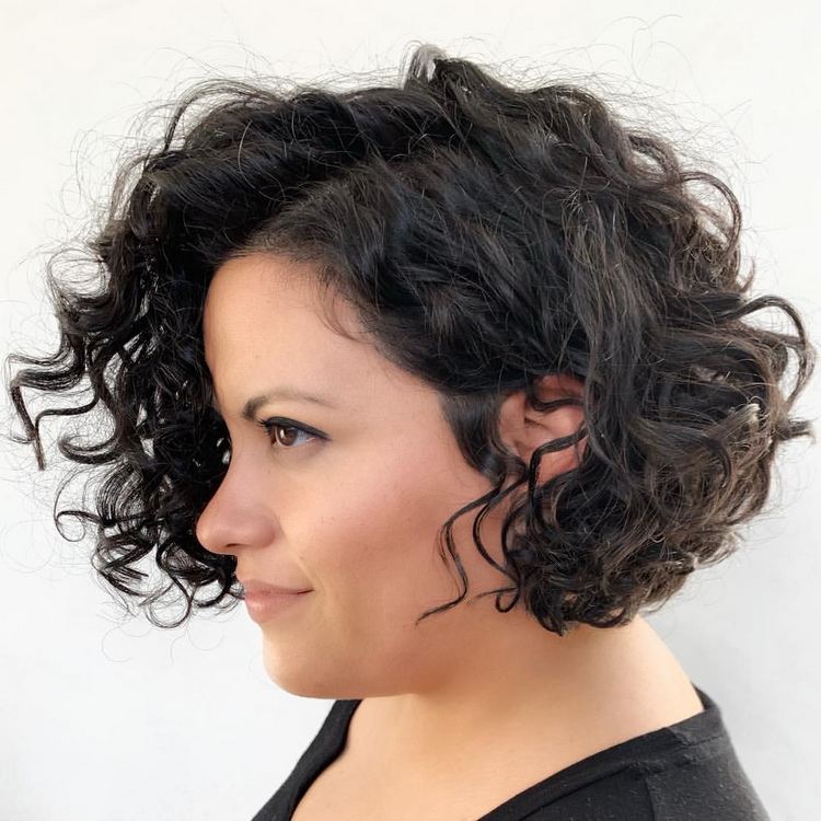 Bob tunsoare pentru păr creț cu straturi