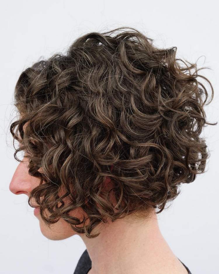 Bob lungimea bărbiei tăiat mai scurt, cu bucle la ceafă