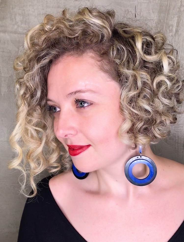 Bob tunsoare pentru părul creț