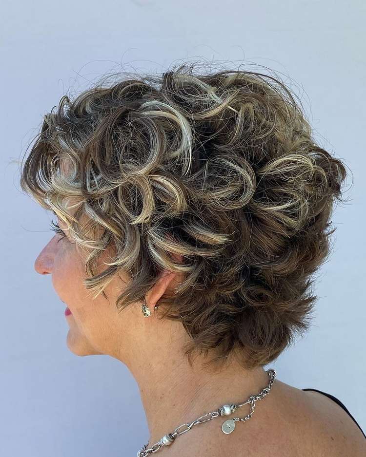 Tuns scurt pentru părul creț de la 50