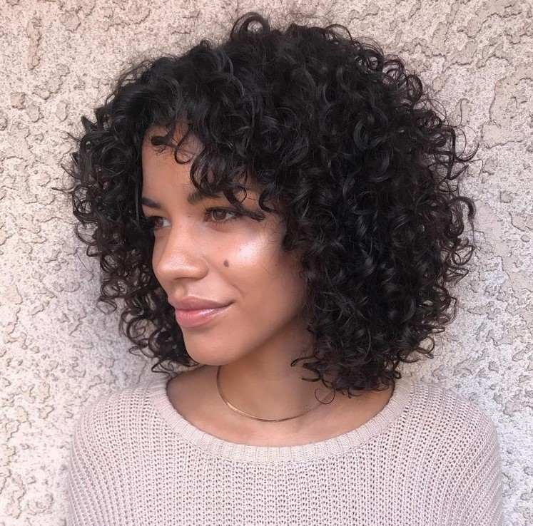 Coafura bob de lungime medie cu breton