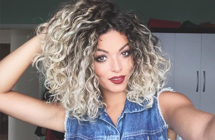 bob lung voluminos cu vârfuri blonde și rădăcini întunecate