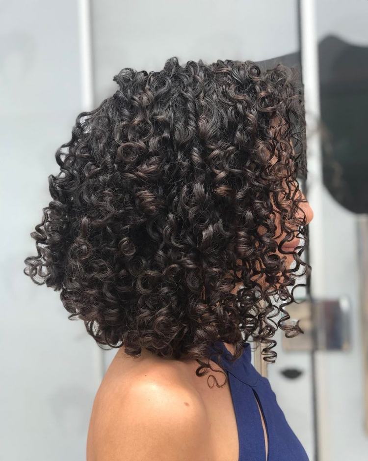 lungimea umerilor părul creț