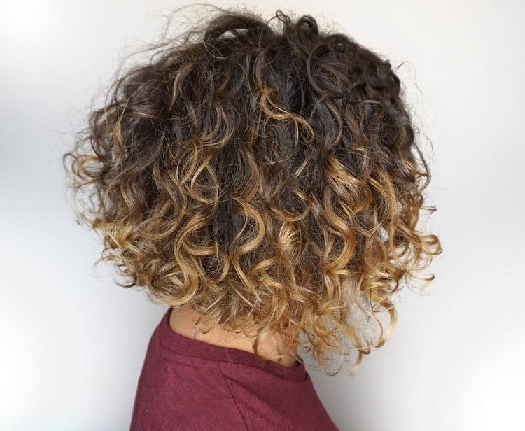 Bob lung de lungime medie pentru bucle naturale cu balayage