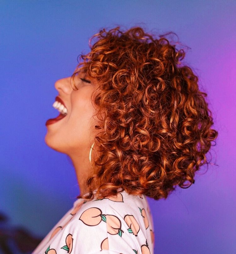 Coafură Bob cu bucle naturale în partea din spate lungă scurtă