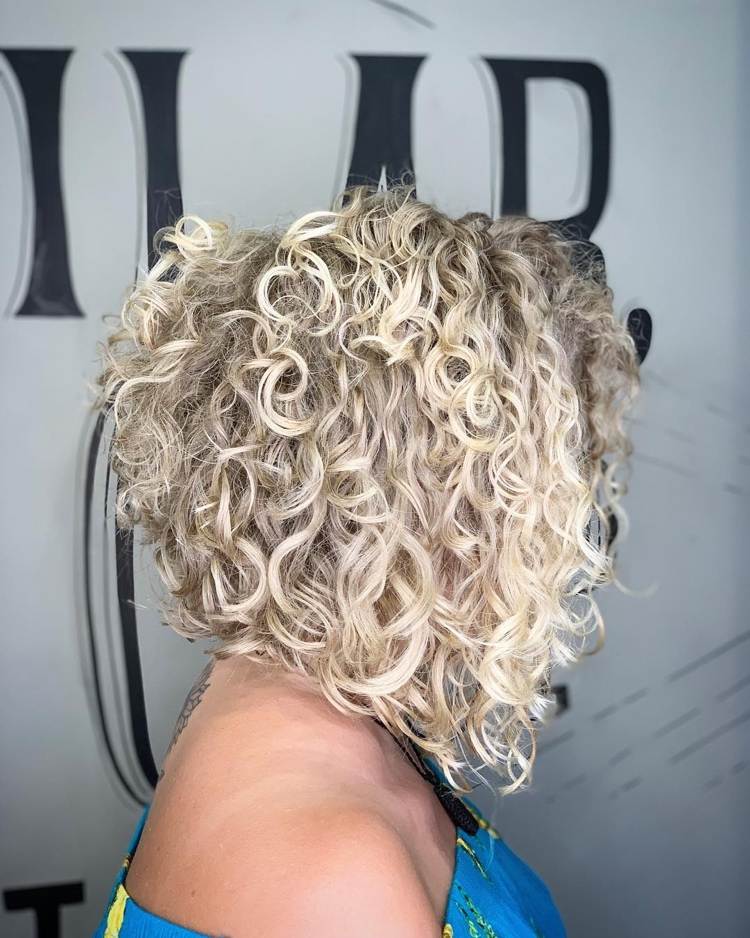 Bob cu bucle în față, lung în spate, scurt în spate