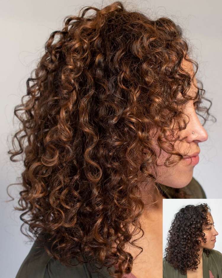 Părul creț lung până la umeri cu o tăietură stratificată