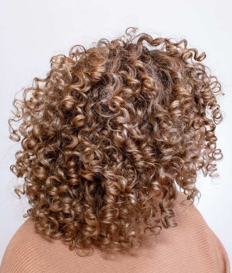 lungimea umerilor părul creț în brond