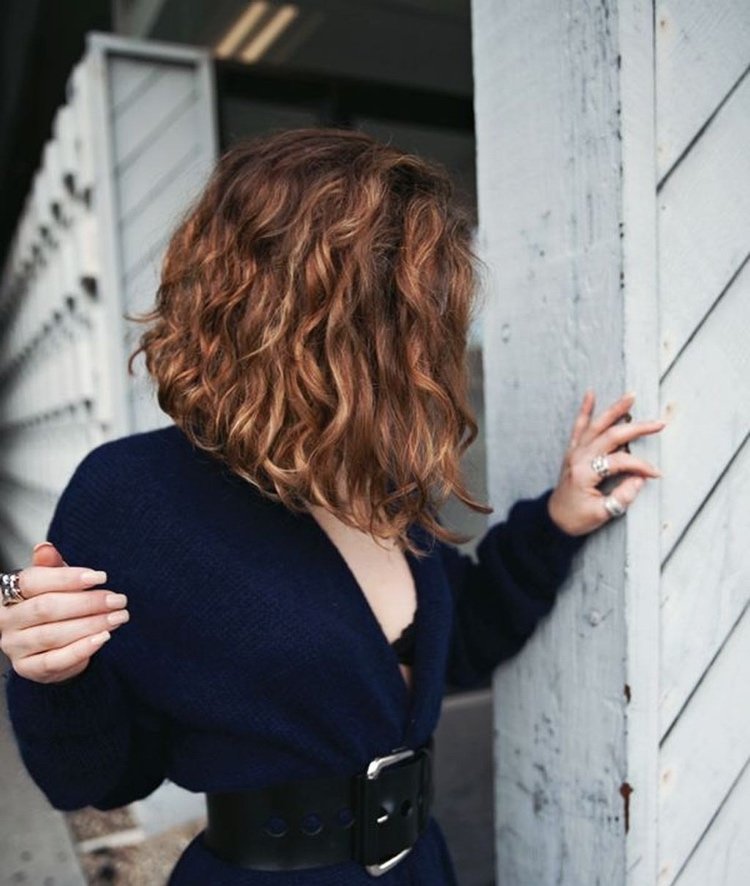 Bob depășit până la bărbie, cu bucle