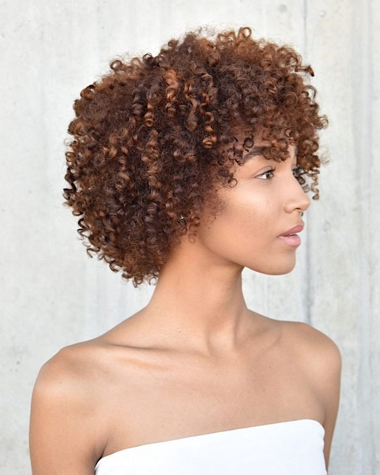 tunsoare scurtă pentru părul creț și creț