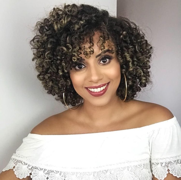 Păr afro cu o tăietură stratificată și evidențiază