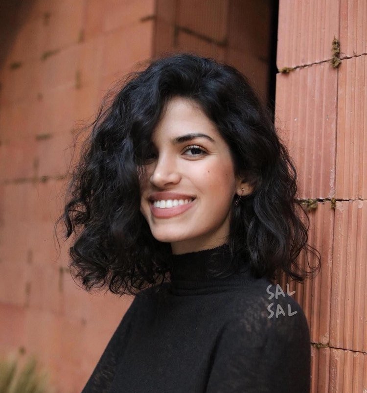 Tunsoare tocită pe păr gros și ondulat