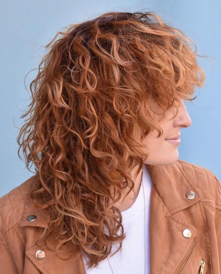 Coafură Shag cu breton pe părul subțire și creț