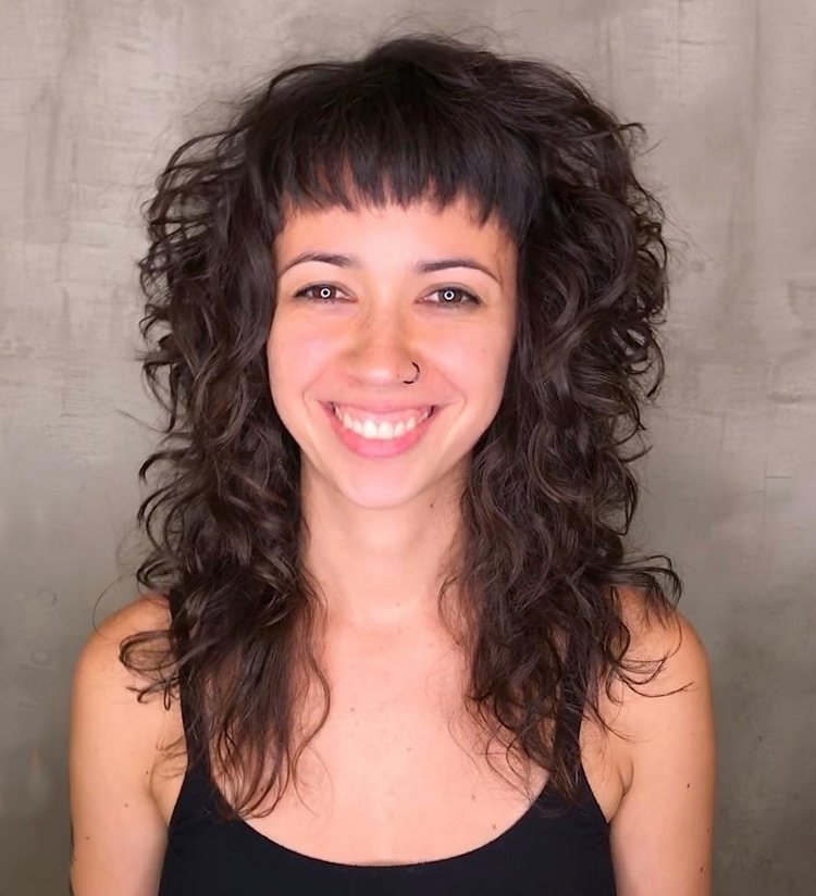 Tunsoare pentru părul creț cu breton și straturi scurte