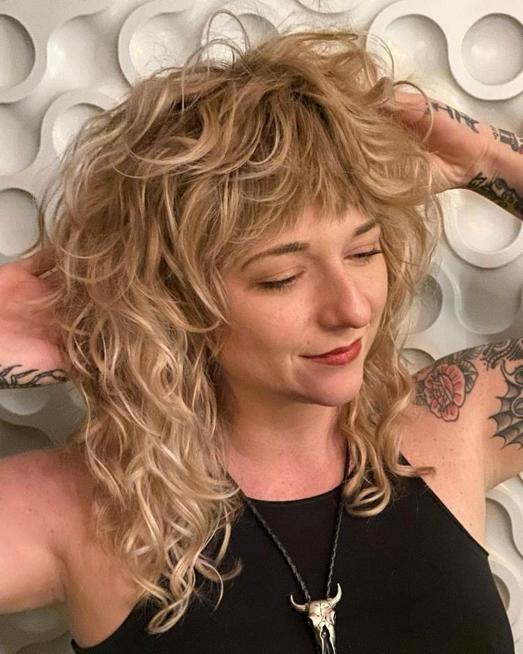 par lung ondulat cu coafura shag si breton