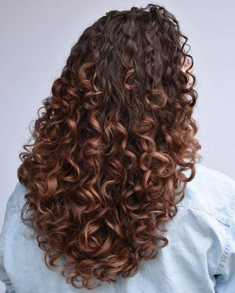 Tunsori pentru părul lung și creț, cu balayage de scorțișoară