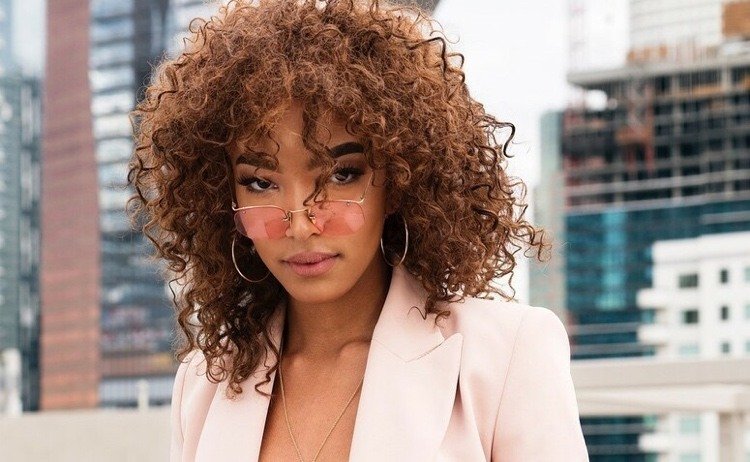 Coafură Shaggy cu bucle naturale tăiate în straturi cu breton