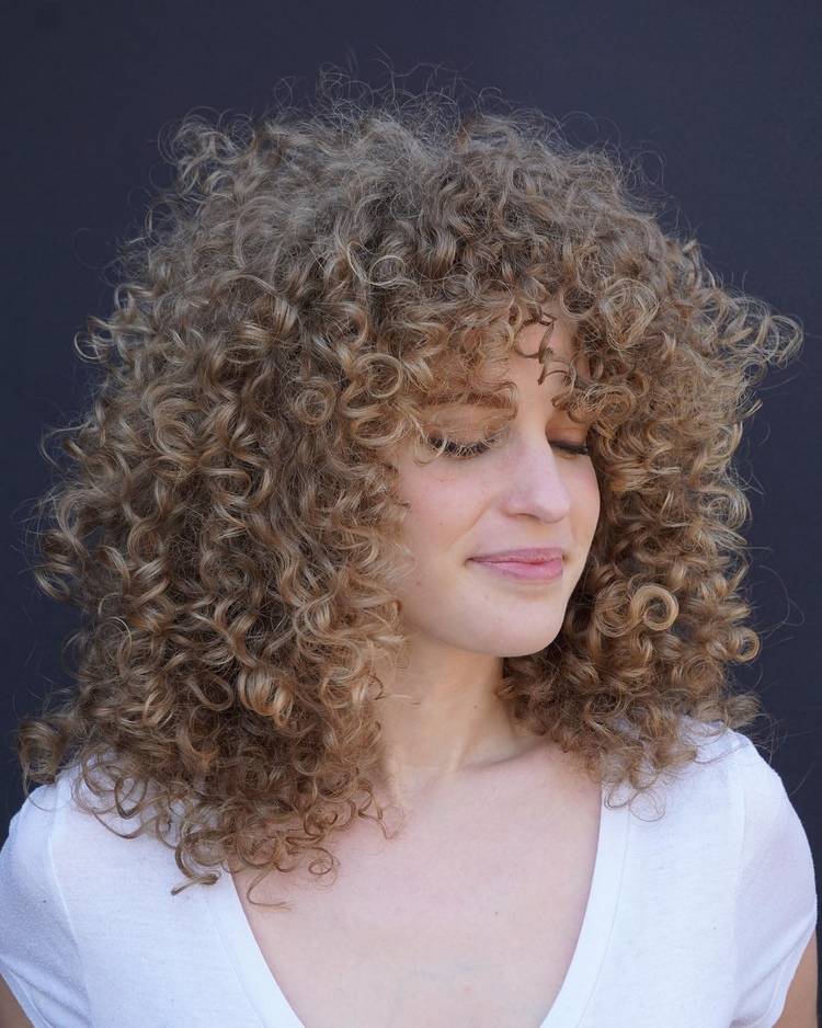 lungimea umerilor părul creț cu breton