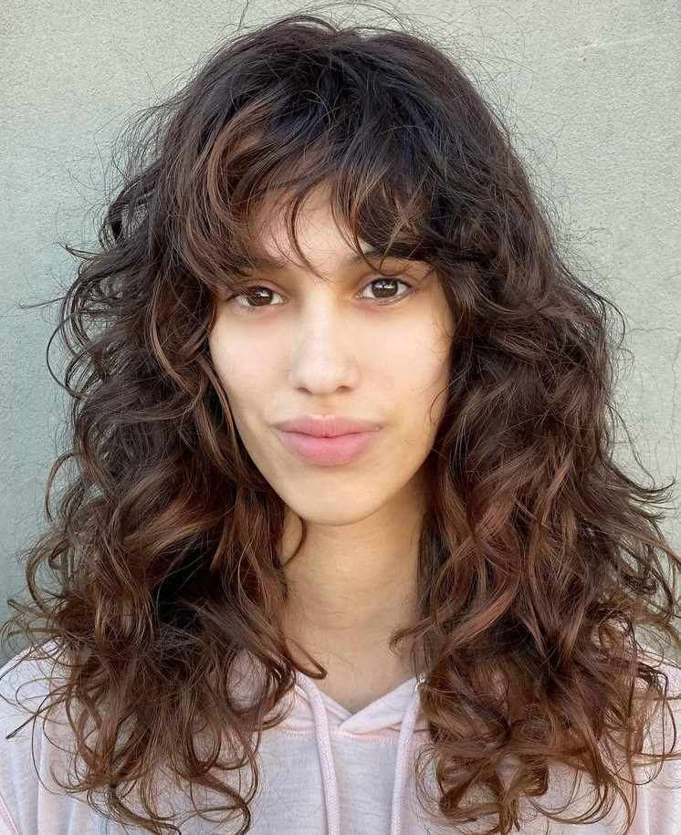 Coafură Shag pentru păr lung cu breton