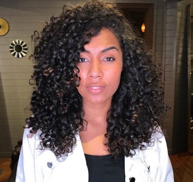 părul lung și încrețit, cu breton lateral