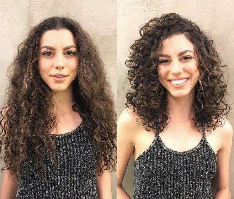 Păr creț de lungime medie, cu despărțire laterală și tăietură stratificată