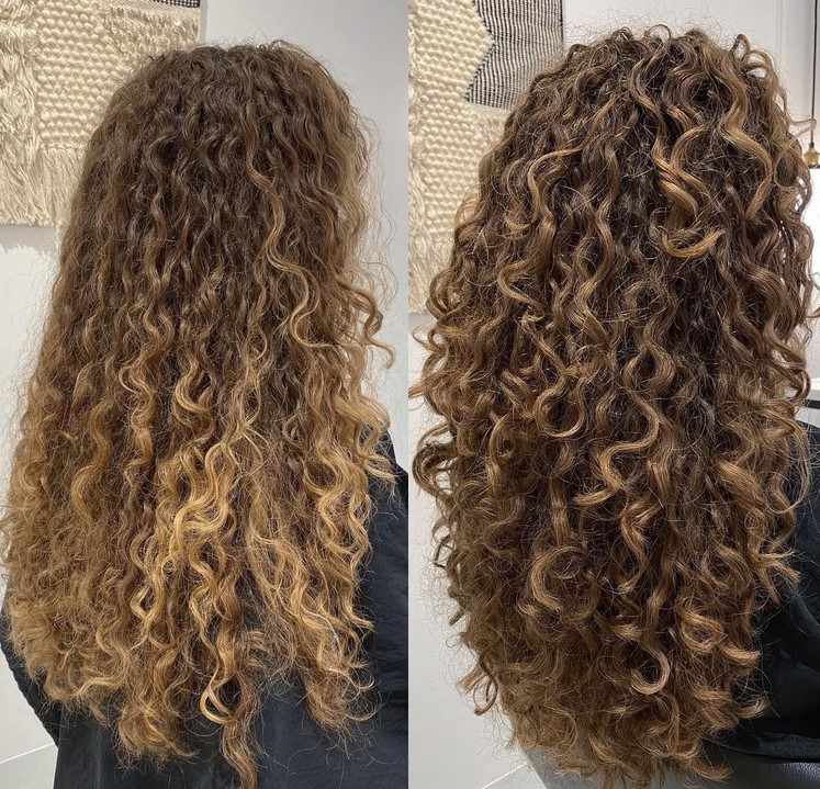 Păr lung și creț, cu o tăietură stratificată