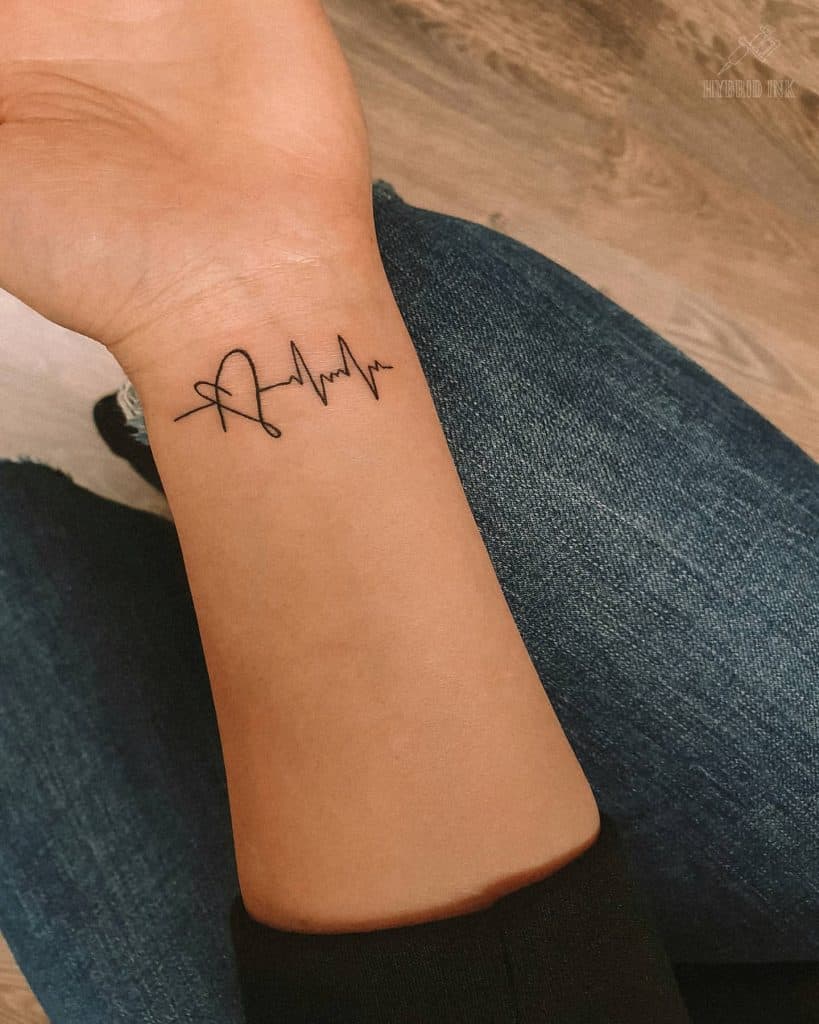 Tatouage minimaliste de battement de coeur 1