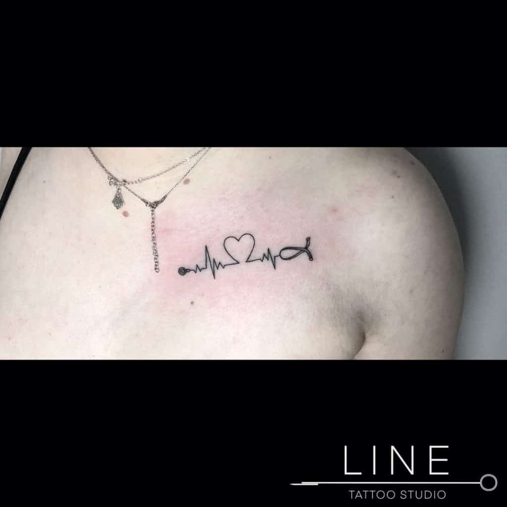 Tatouage minimaliste de battement de coeur 3