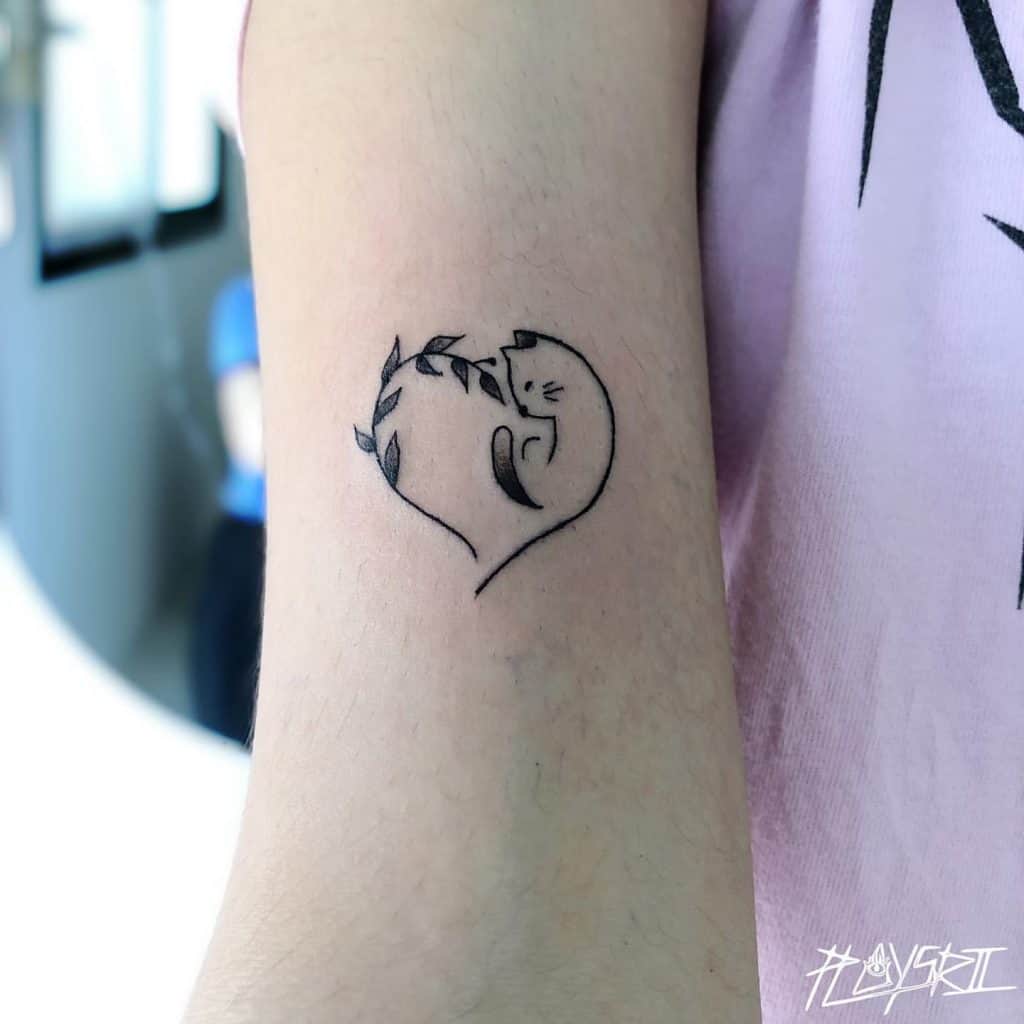 Tatouage minimaliste de silhouette de chat 1
