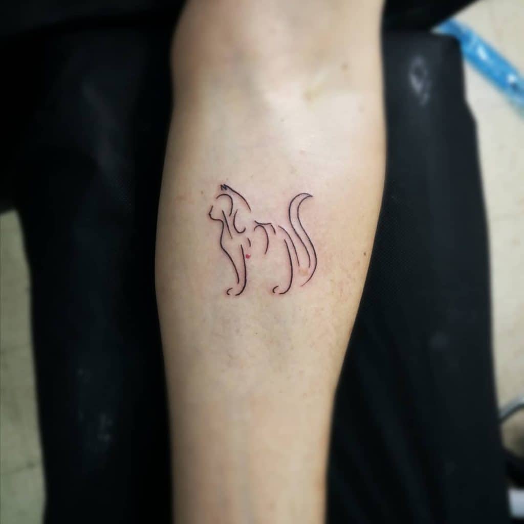 Silhouette de chat tatouage minimaliste 2