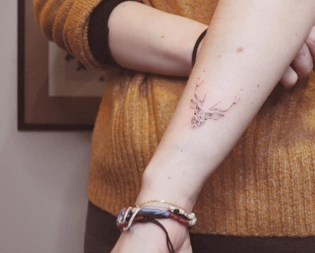 Le tatouage minimal de renne 3