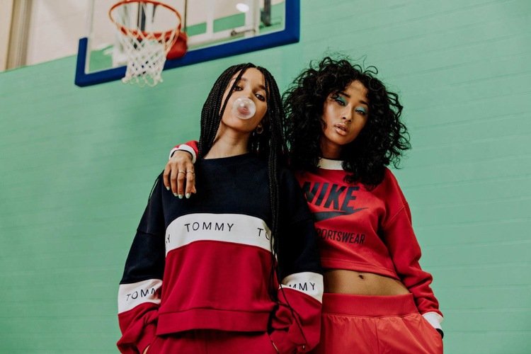 Ideile de stil hip hop de la cântăreața Aaliyah au inspirat moda pentru femei a lui Tommy Hilfiger