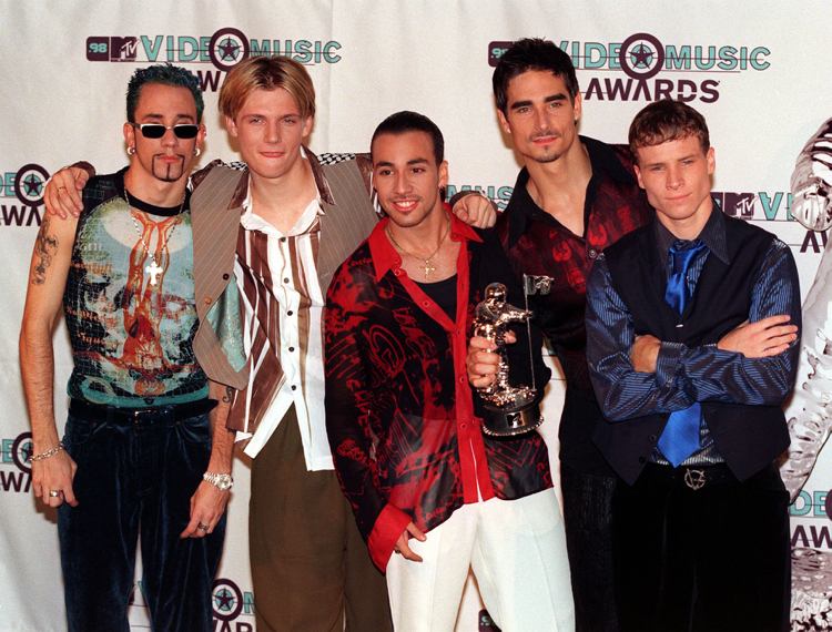 Idei de ținute de petrecere din anii 90 pentru bărbați inspirate de Backstreet Boys