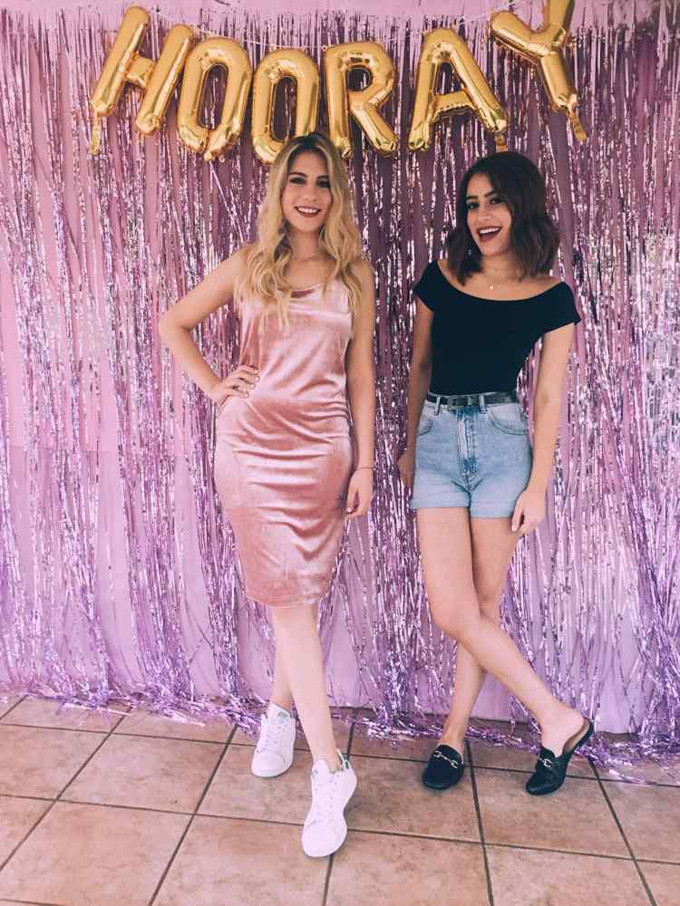 Ținuta de petrecere din anii 90 faceți idei cu o rochie din catifea și blugi scurți