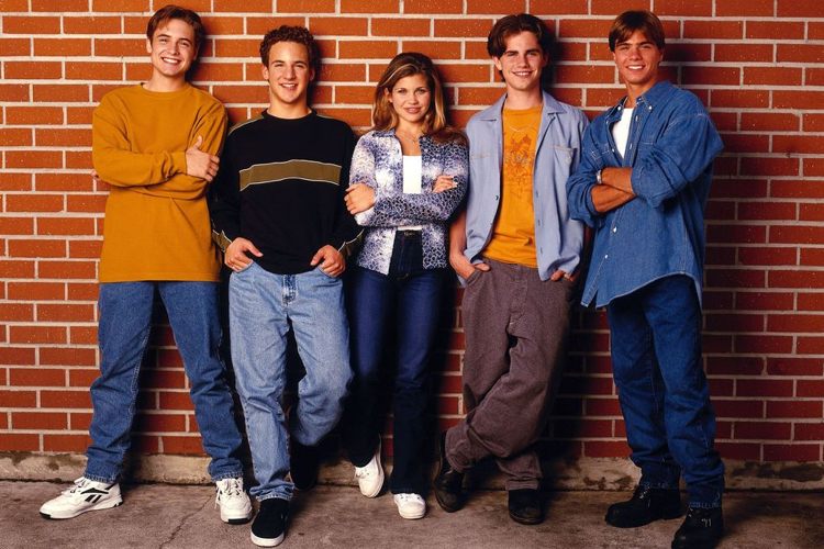 Petrecere tematică din anii 90 din seria TV Life și Riley purtând cămăși din denim și adidași inspirați