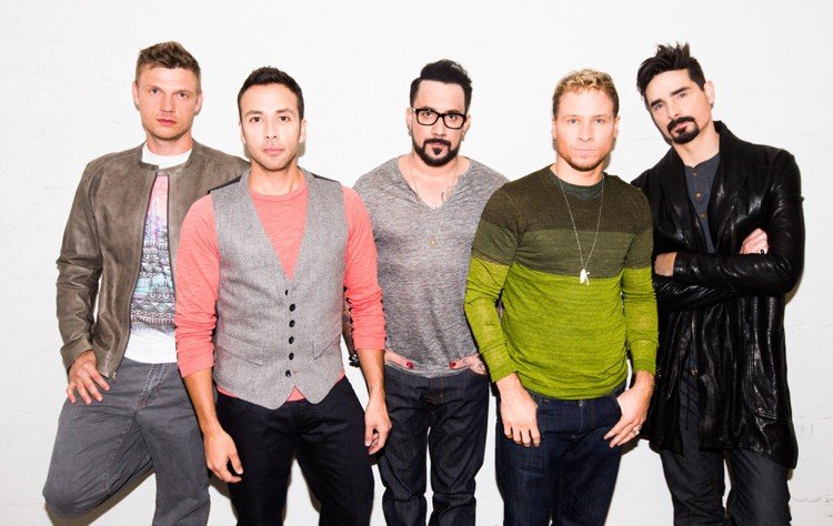 Idei de ținute de petrecere din anii 90 pentru bărbați inspirate de grupuri precum Backstreet Boys