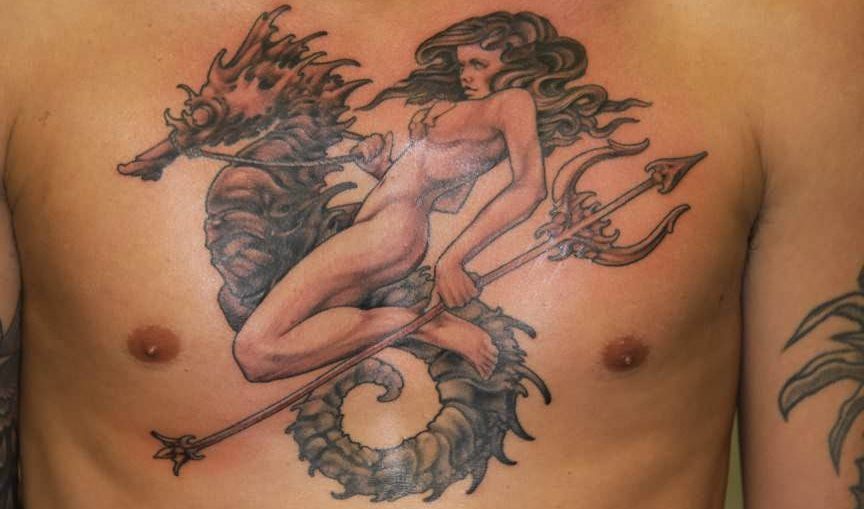 una-dea-del-mare-cavalca-un-cavalluccio-marino-e-porta-un-tridente-in-questo-grande-disegno-tatuaggio