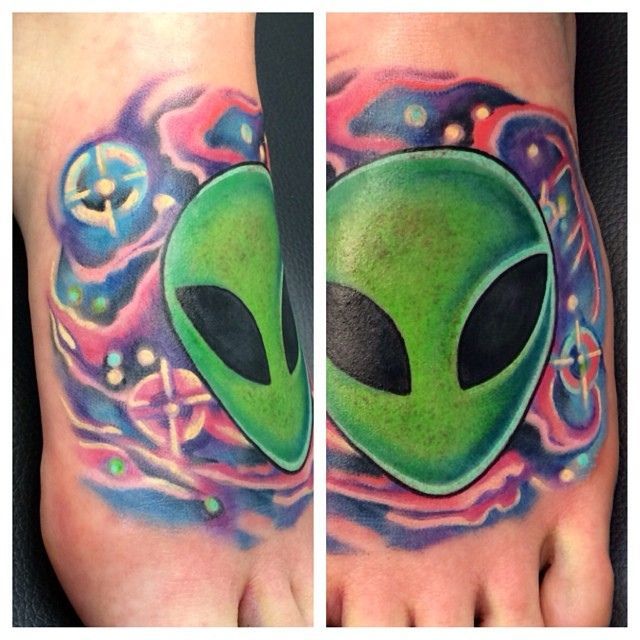 Tatuaggio alieno a piedi