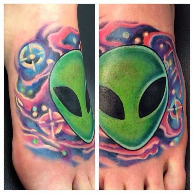 Tatuaggio alieno a piedi