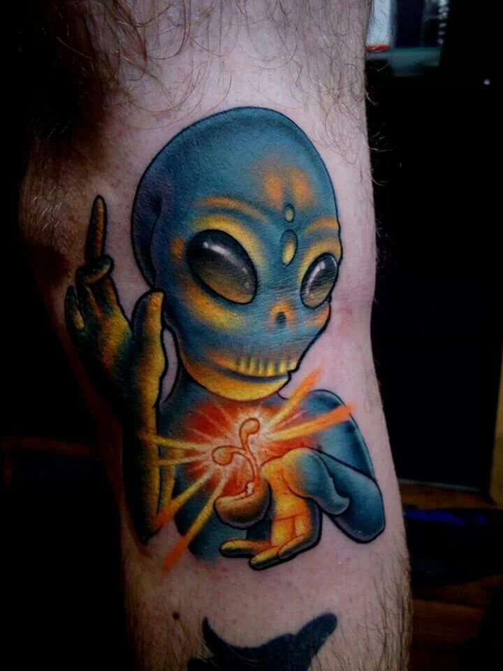 Tatuaggio alieno sulla gamba