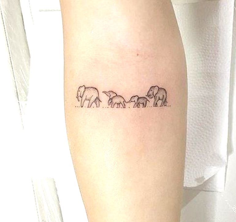 Tatouage De La Famille D'éléphant Sur La Main.