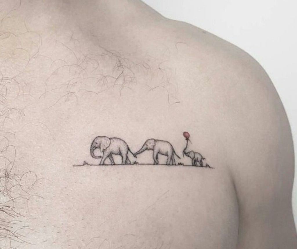 Tatouage d'éléphant avec la famille.