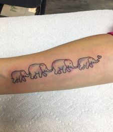Tatouage De La Famille D'éléphant Sur La Main.