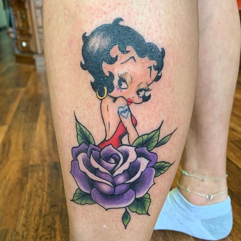 Tatuagem Betty boop elegante para mulheres nas pernas