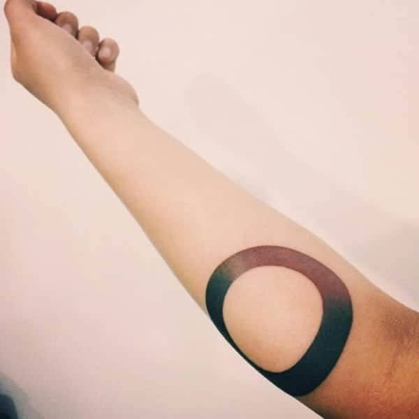 Tatuagem de grande círculo disponível