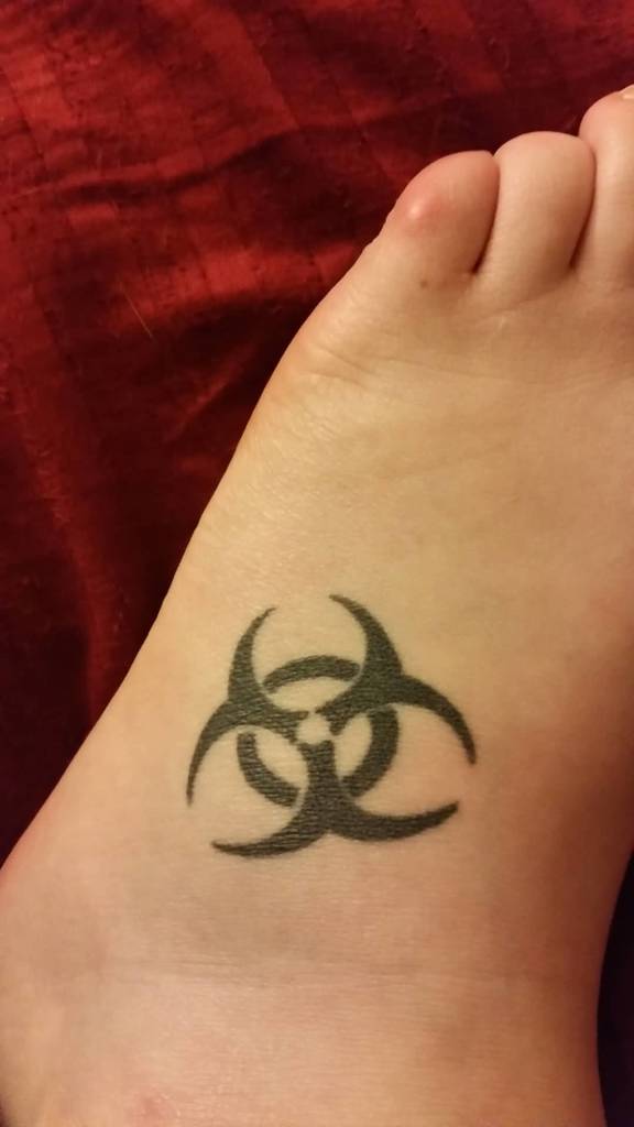 Biologinio pavojaus tatuiruotė ant kojų