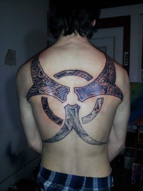 Tatuagem de risco biológico enorme nas costas