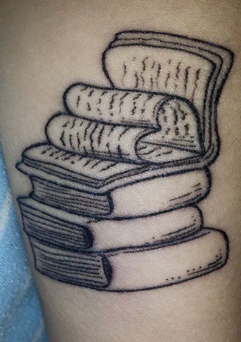 Pile De Livres Avec Des Pages Pliées En Tatouage En Forme De Coeur.