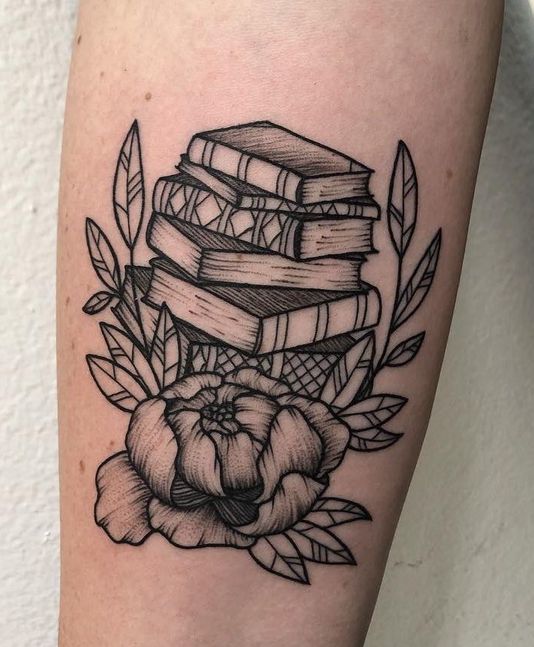 Pile De Livres Avec Tatouage De Fleurs Et De Feuilles.