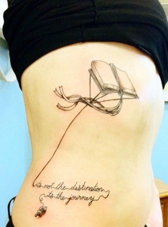 Livre Voler comme un cerf-volant et tatouage de citation « Ce n'est pas la destination, c'est le voyage ».